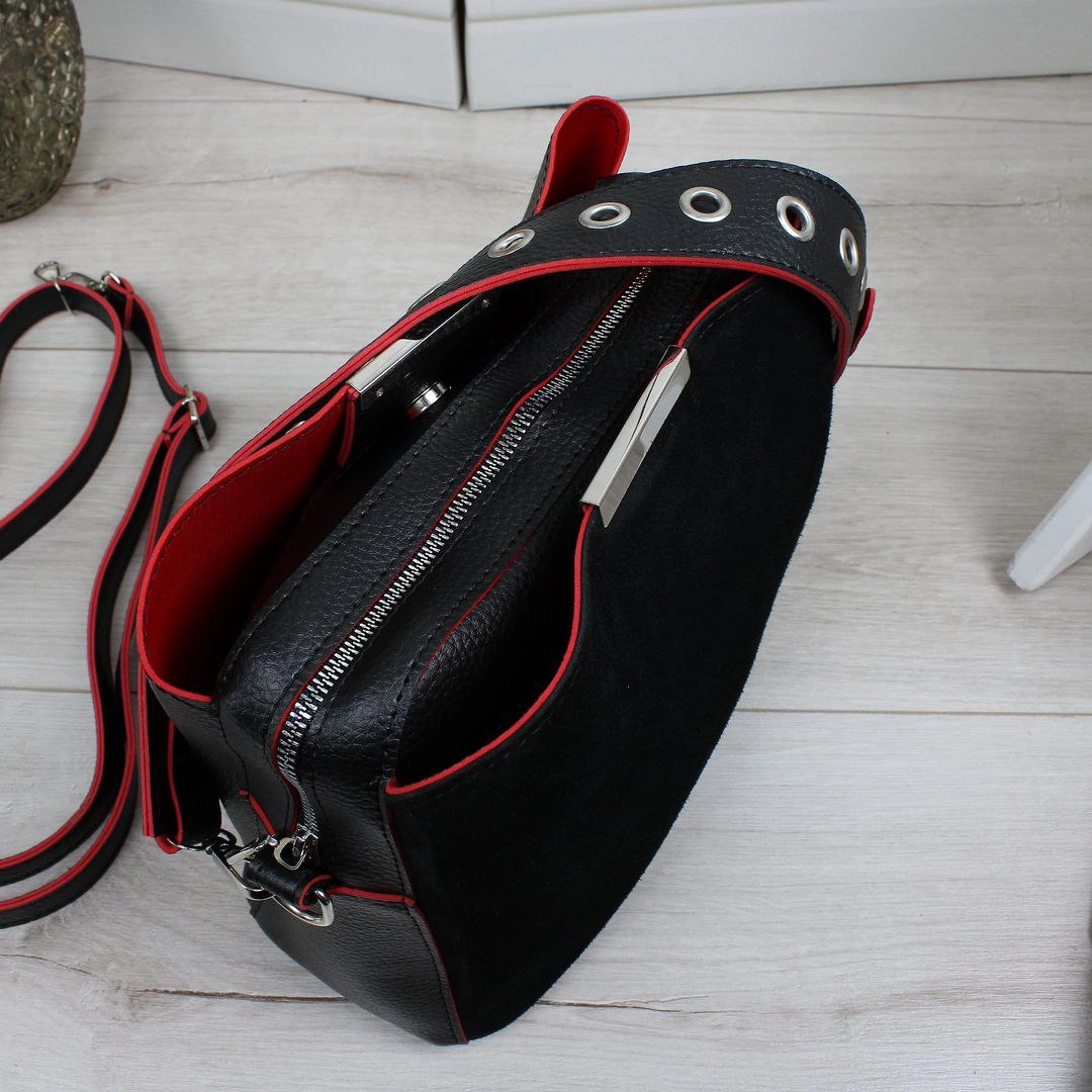 Стильна жіноча сумка класична з регульованими ремінцями, чорна з червоним